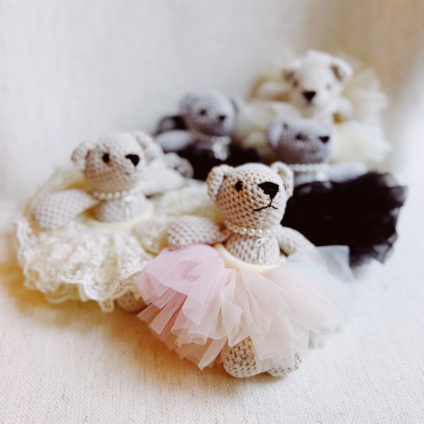  Adorable bag charm featuring a ballerina bear dressed in a tutu with a scrunchie-style attachment—adding a whimsical and playful touch to any bag or backpack.