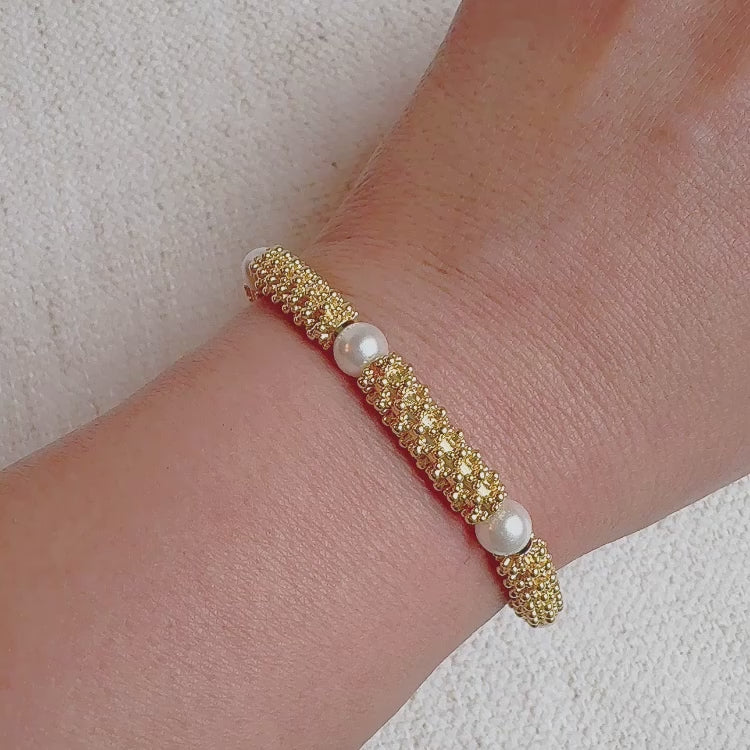 Stretch bracelet with natural pearls and gold accents – classic and comfortable everyday style