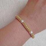 Stretch bracelet with natural pearls and gold accents – classic and comfortable everyday style