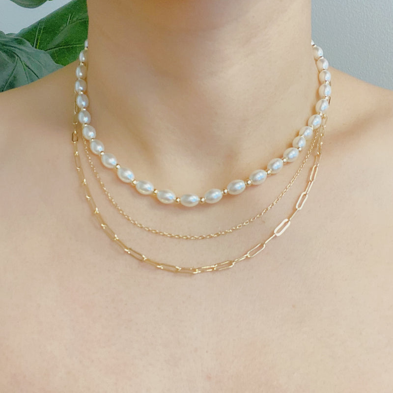 Collier superposé de perles et de chaînes
