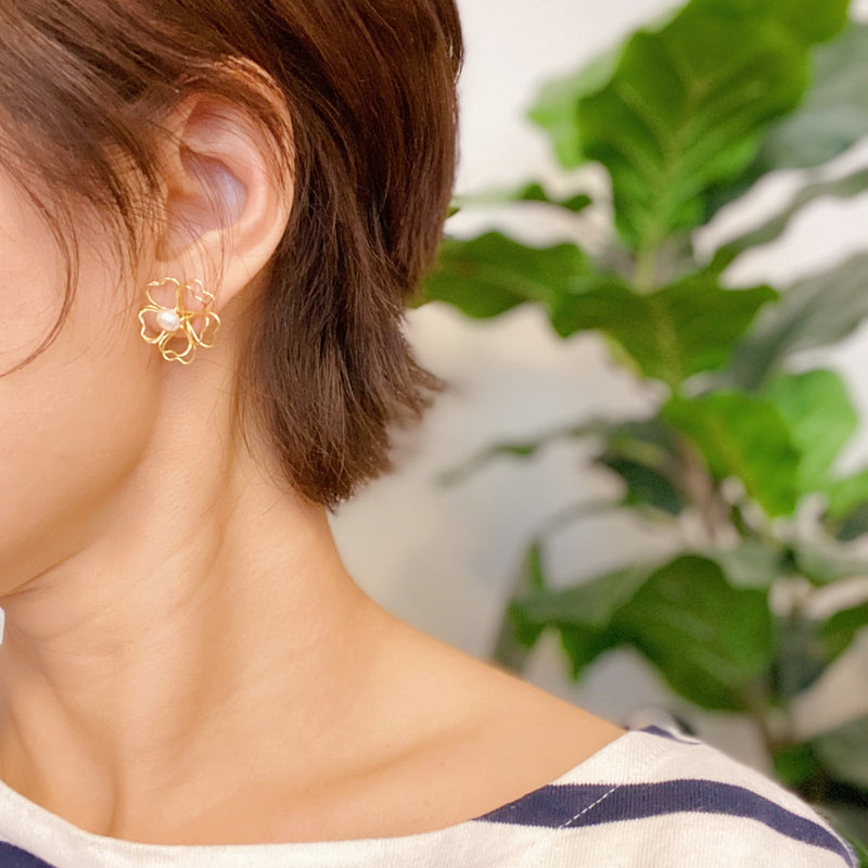 Boucles d'oreilles pétales de coeur avec perles d'eau douce